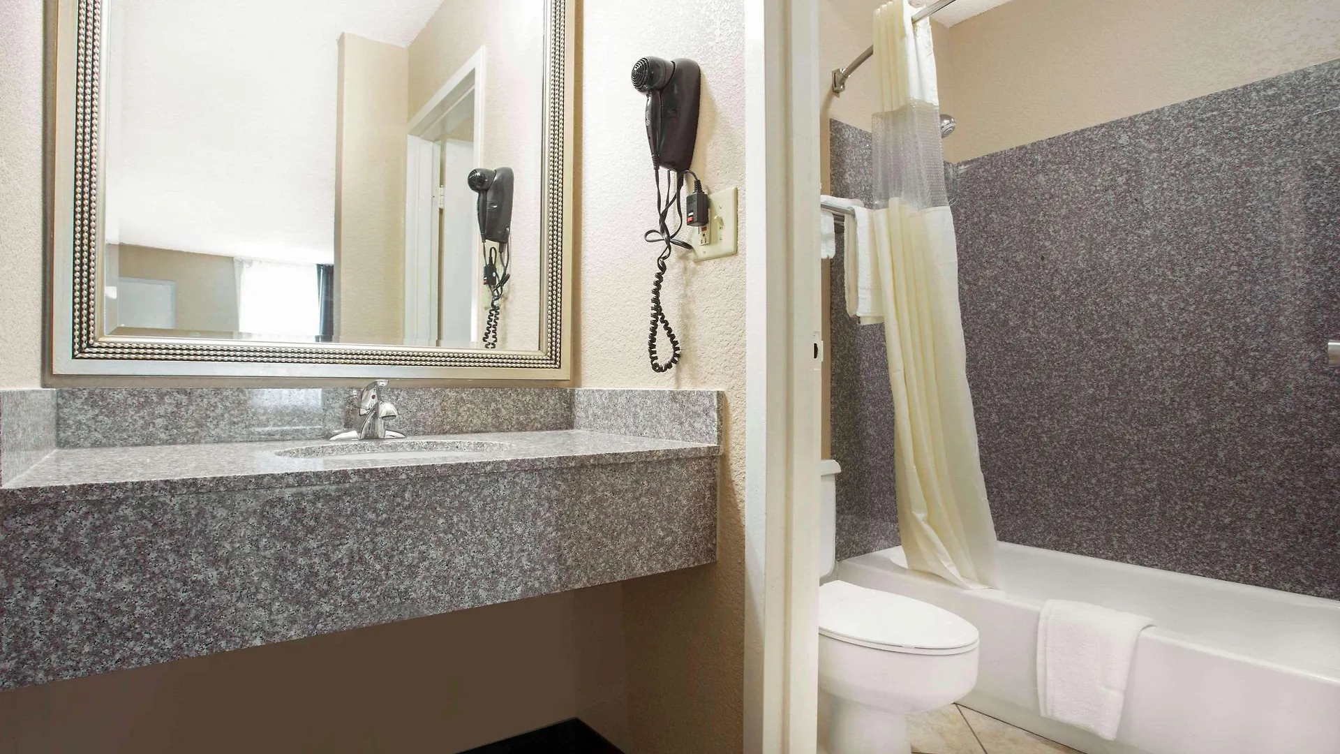 Quality Inn & Suites University Area Charlotte 2*,